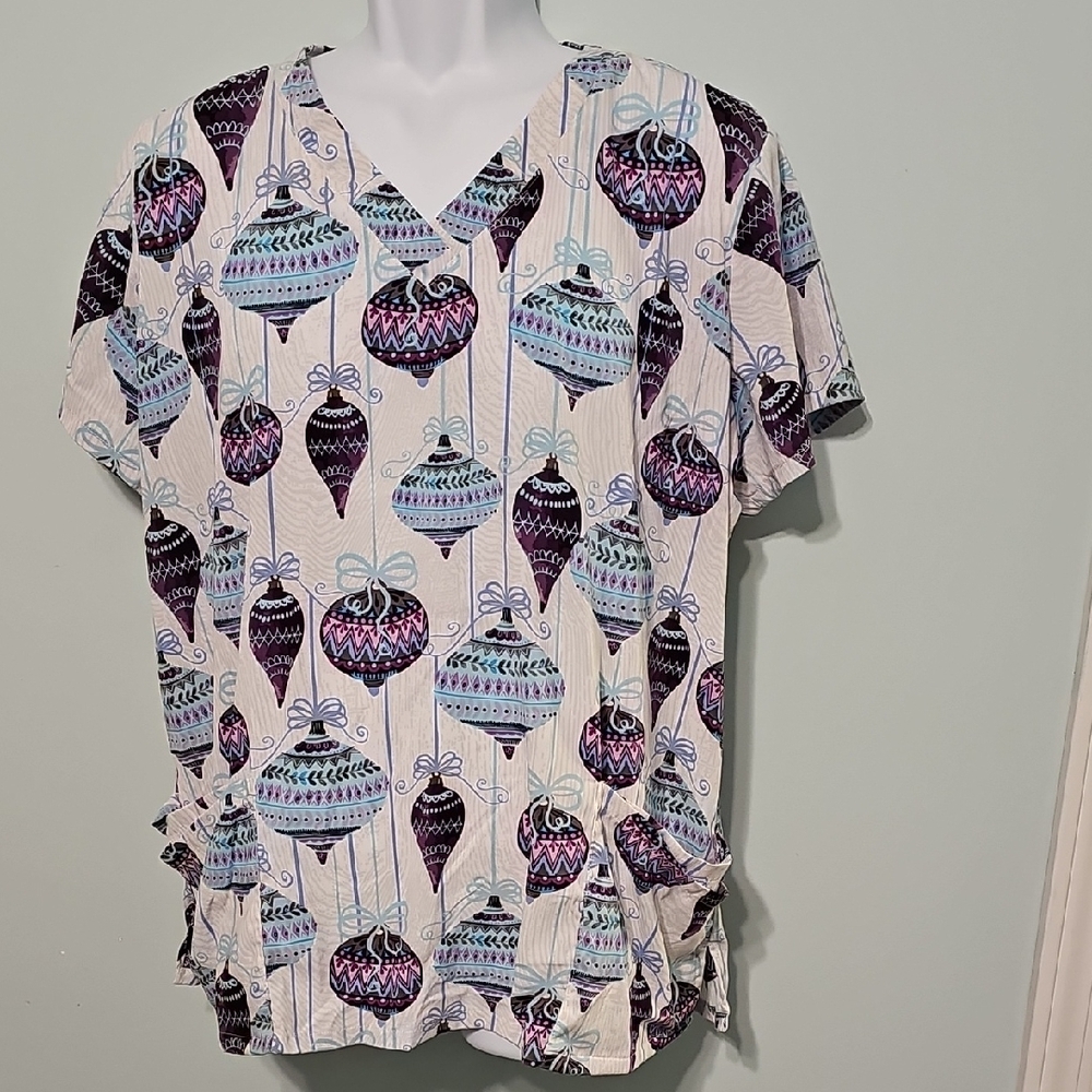 Butter-soft Festive Ornament Patterned Scrub. Size Xl. 3 Pockets. 26ptp